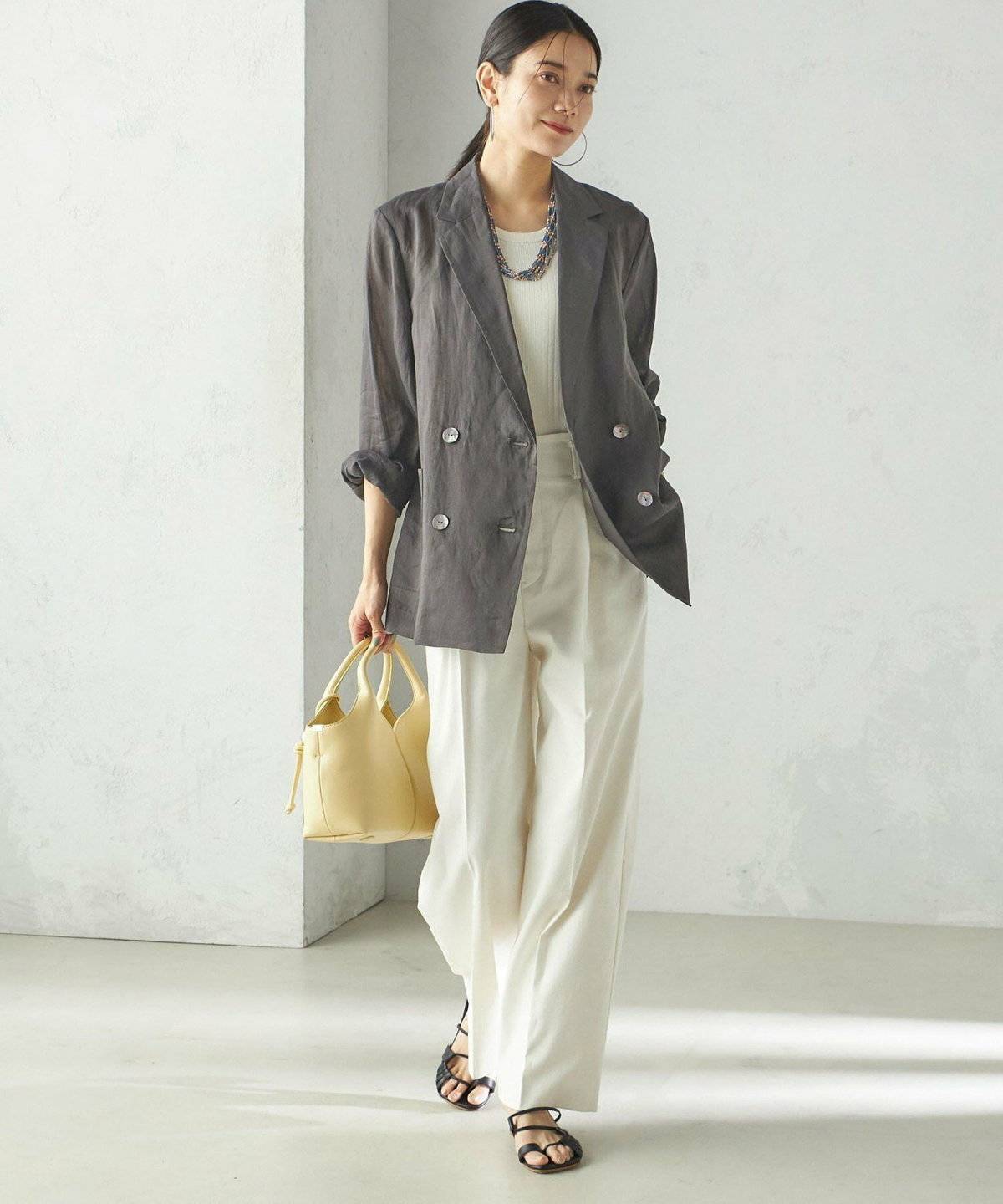 ラミージャケットのオフィスコーデの女性