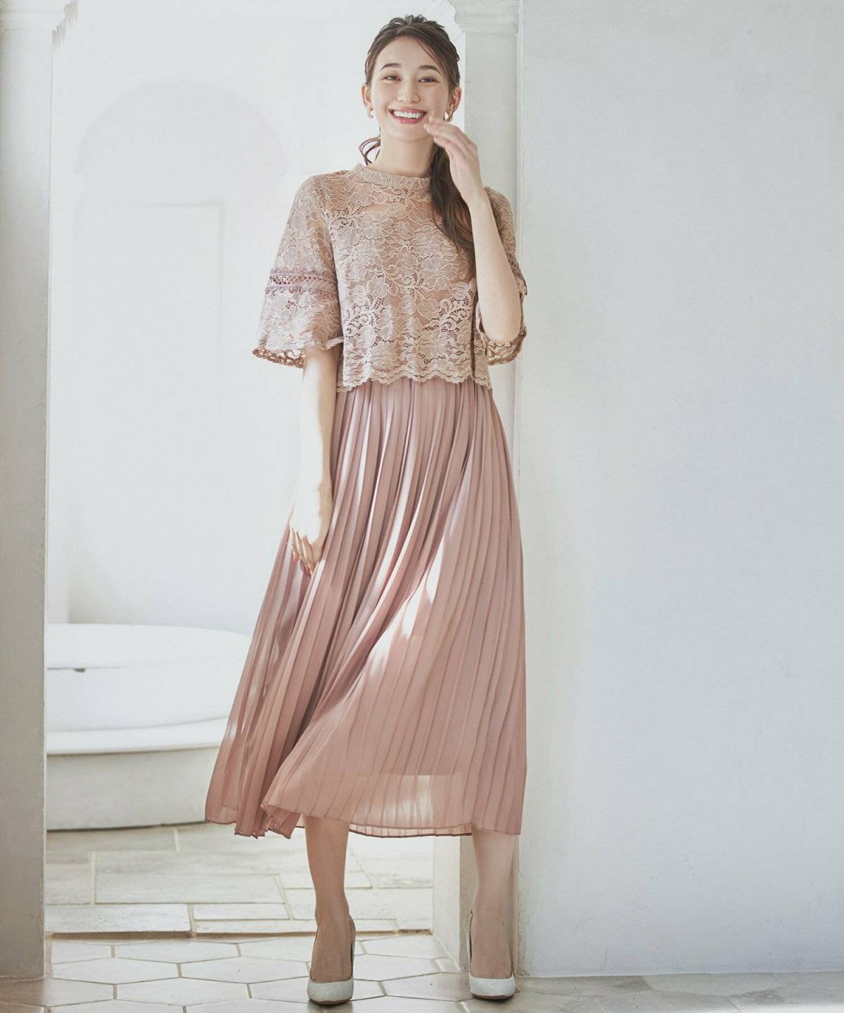 ドレスを着た女性