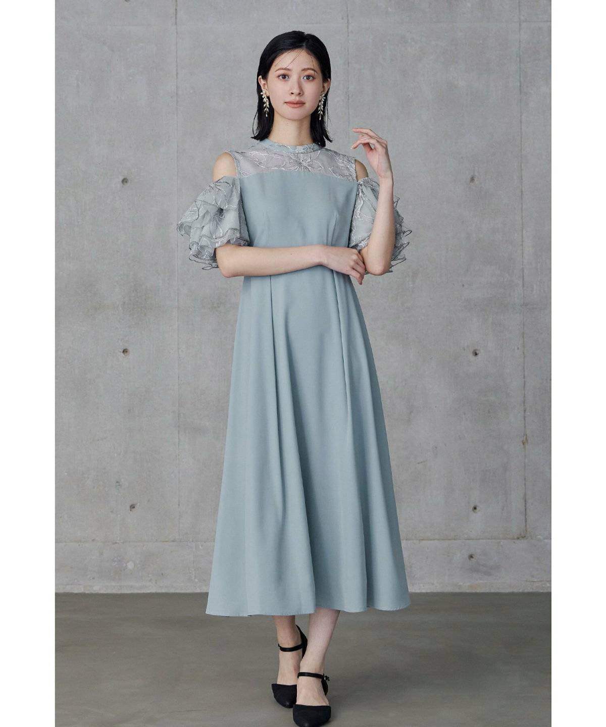 ドレスを着た女性