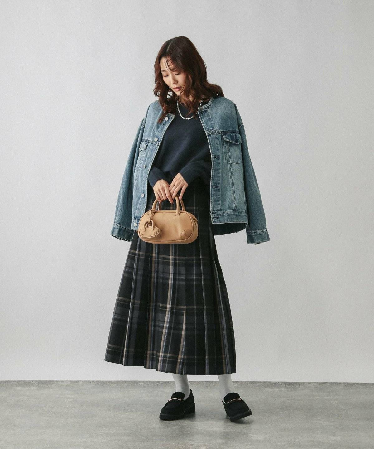スカートコーデの女性