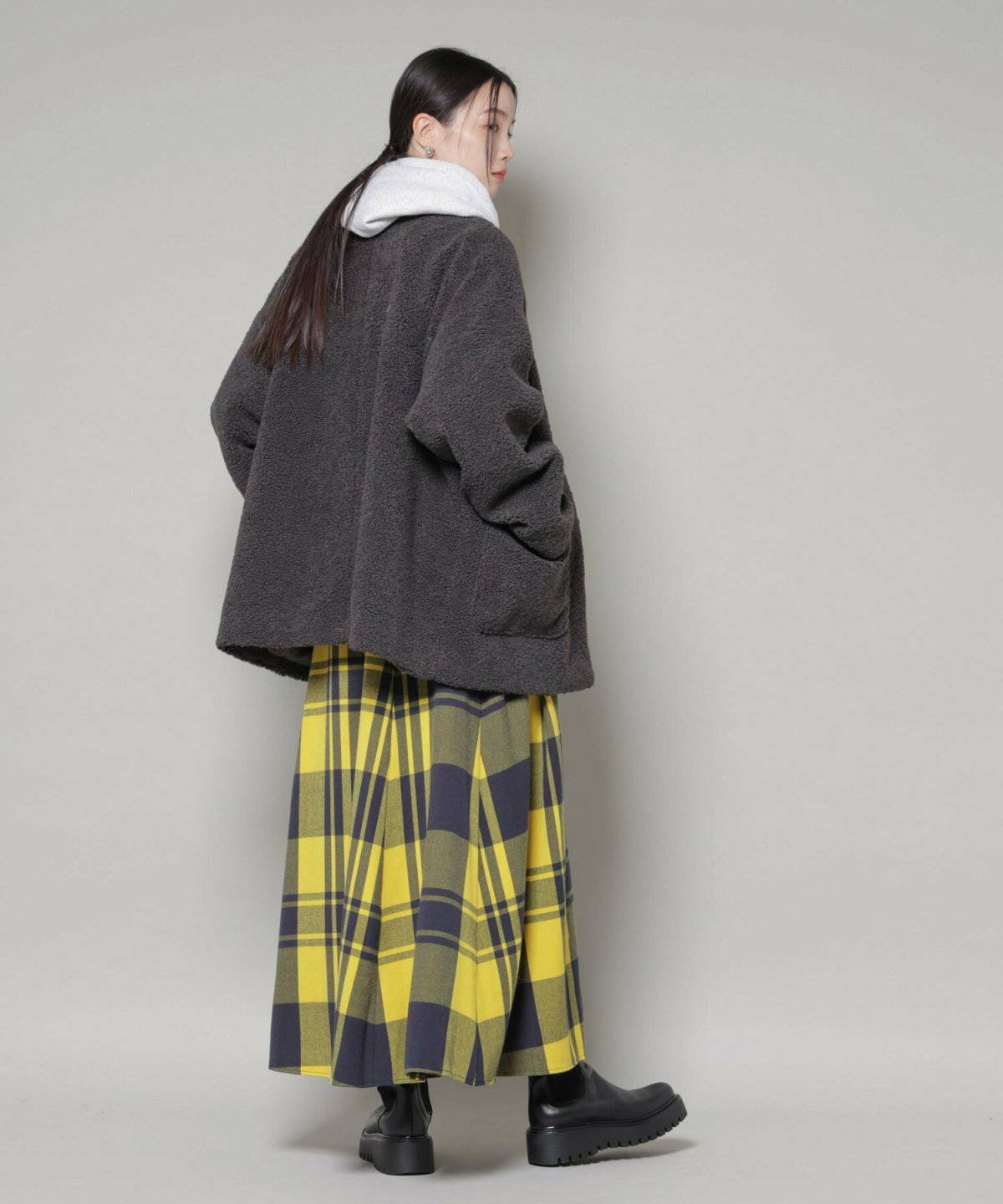 スカートコーデの女性