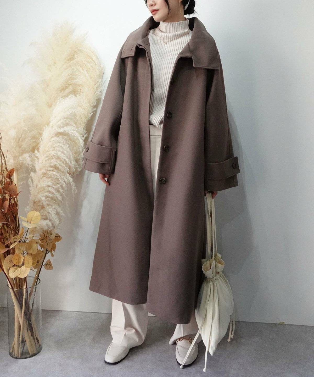 パンツコーデの女性