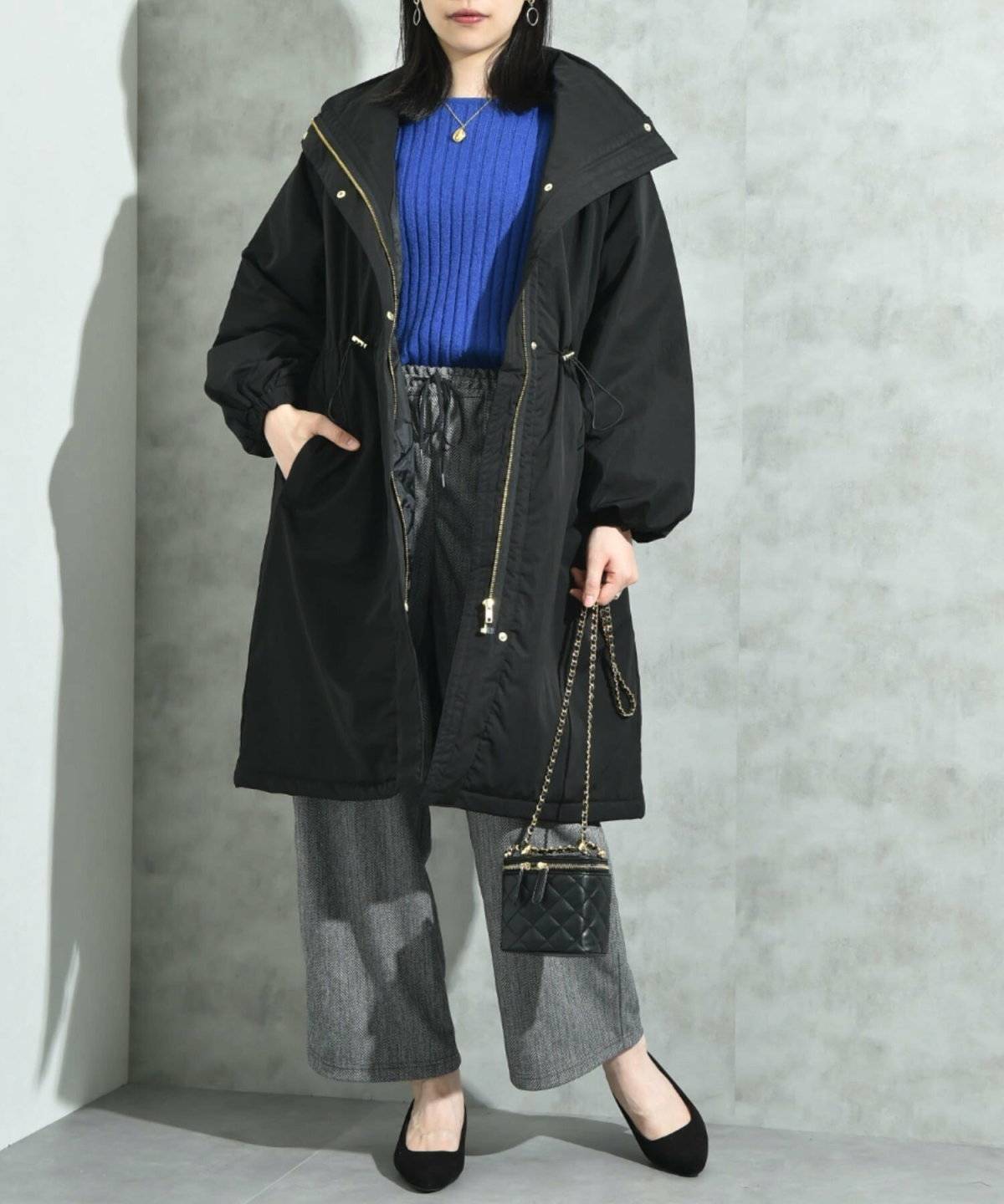 パンツコーデの女性