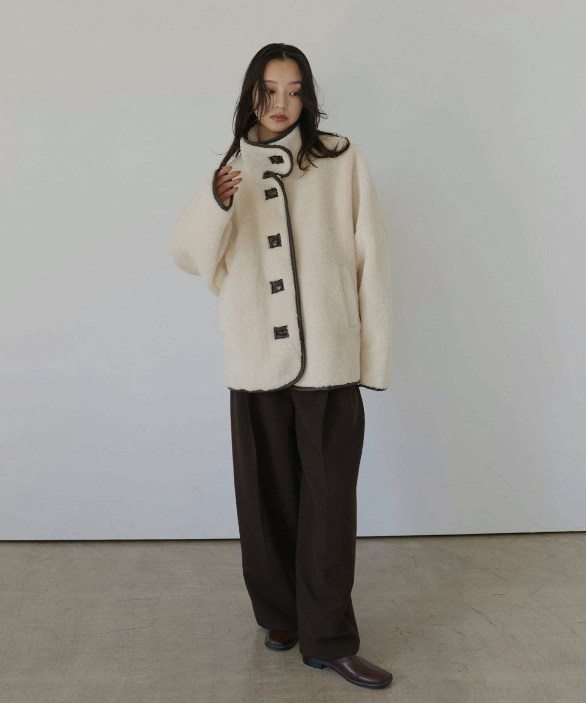 パンツコーデの女性