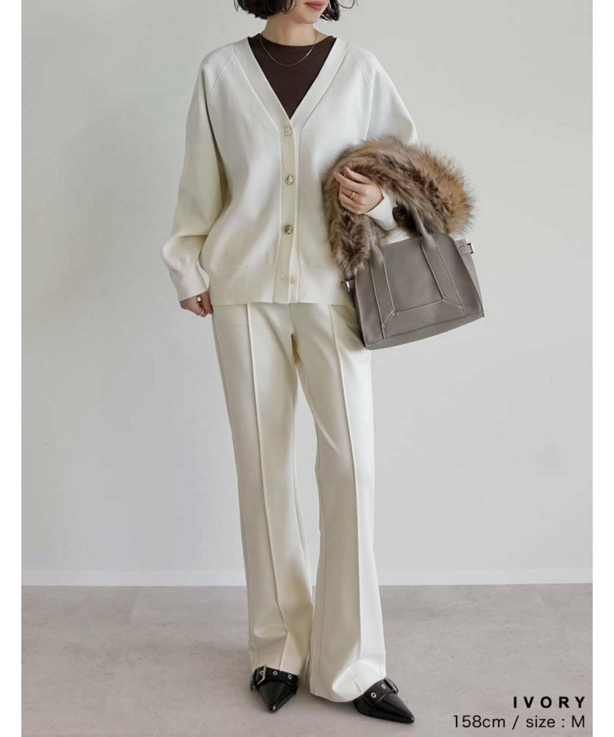 パンツコーデの女性