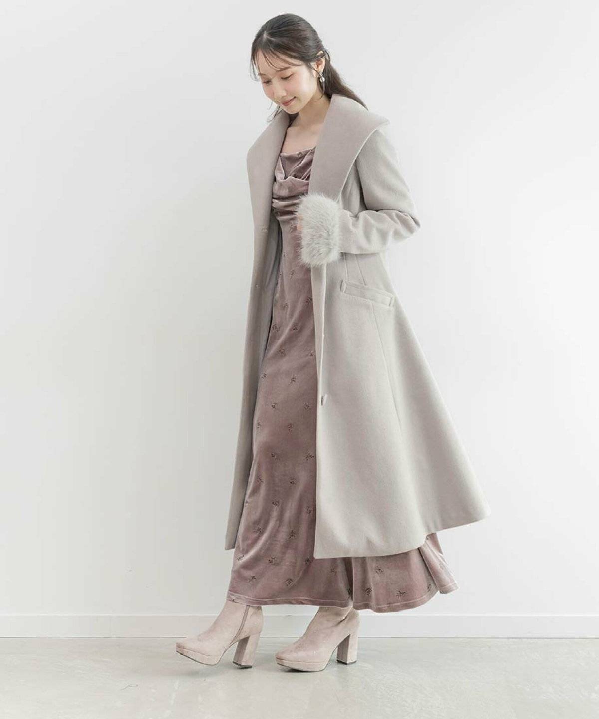 ワンピースコーデの女性