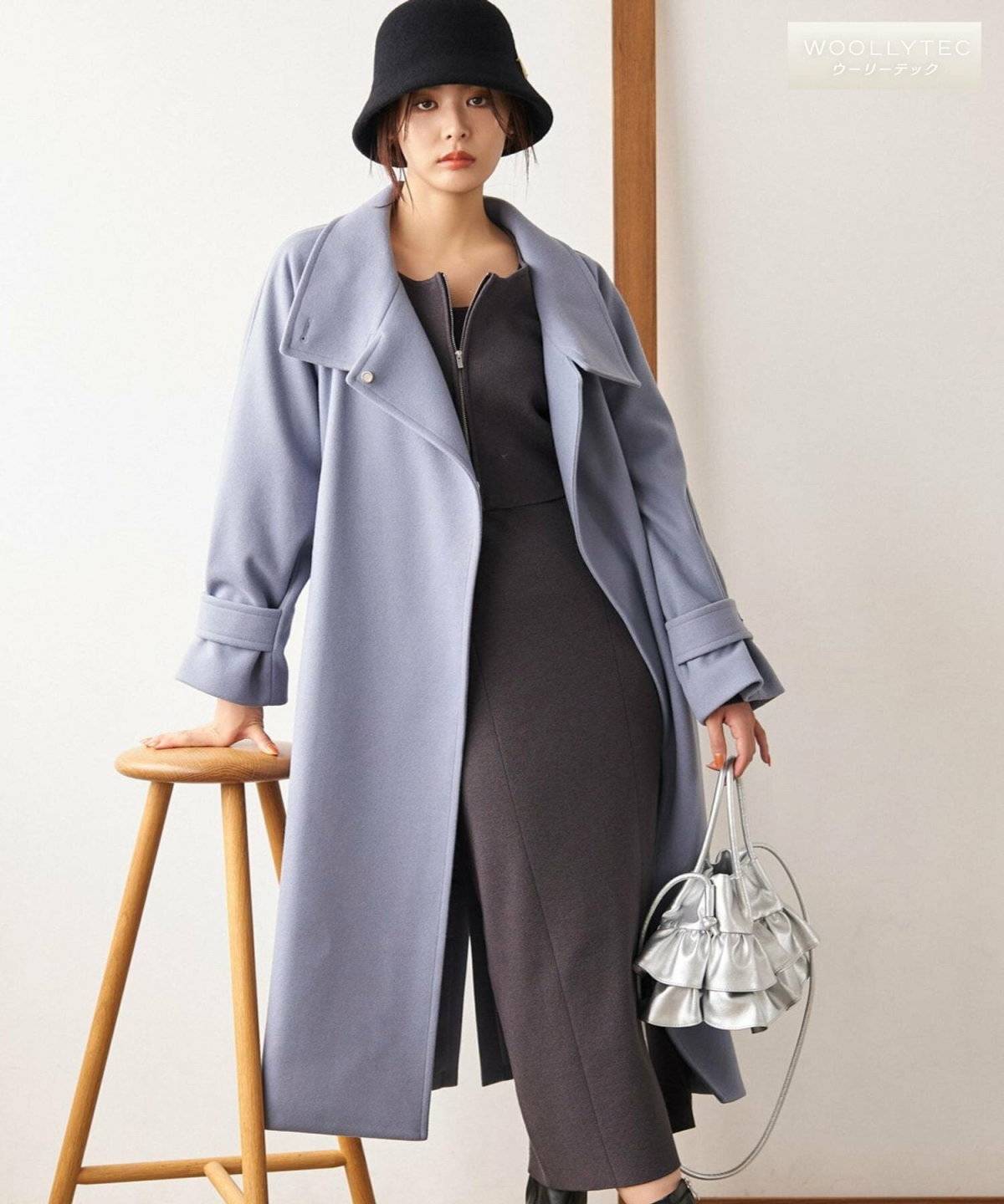 ワンピースコーデの女性