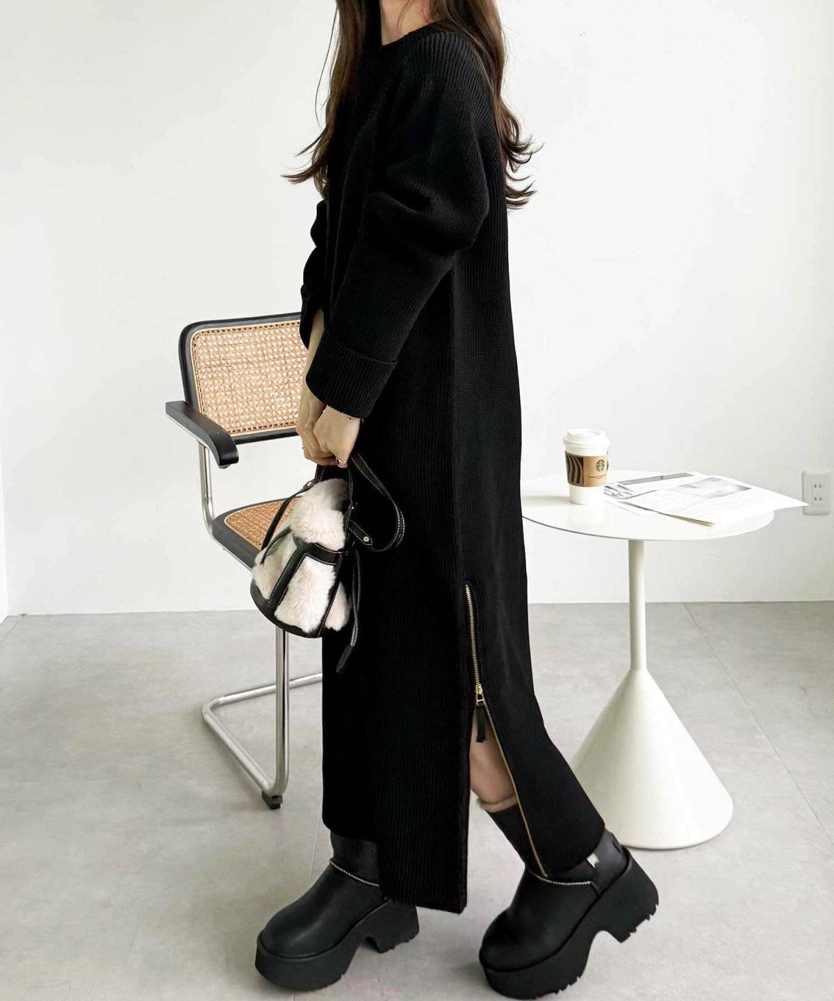 ワンピースコーデの女性