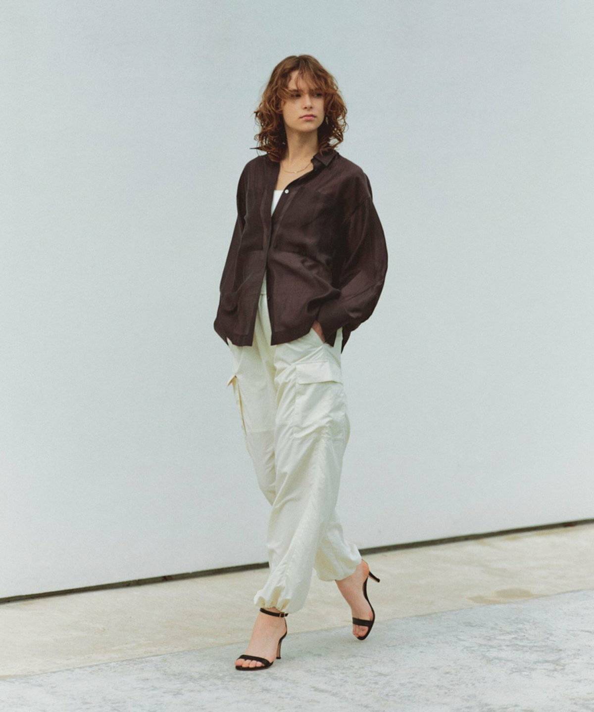 モノトーンコーデの女性