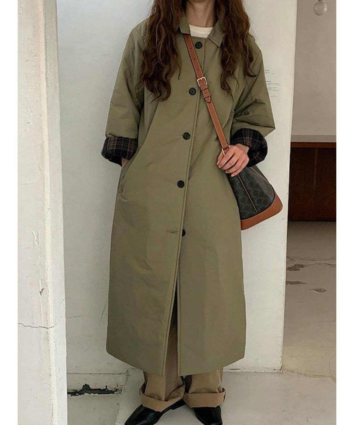 グリーンのワントーンコーデの女性