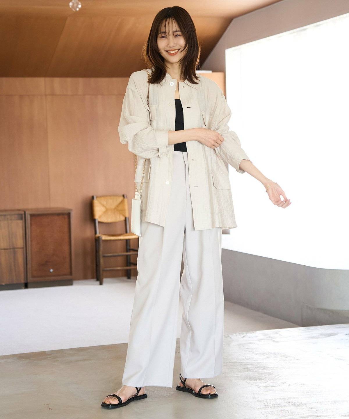 ベージュのワントーンコーデの女性