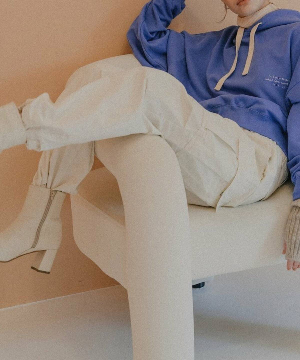 オールホワイトコーデの女性