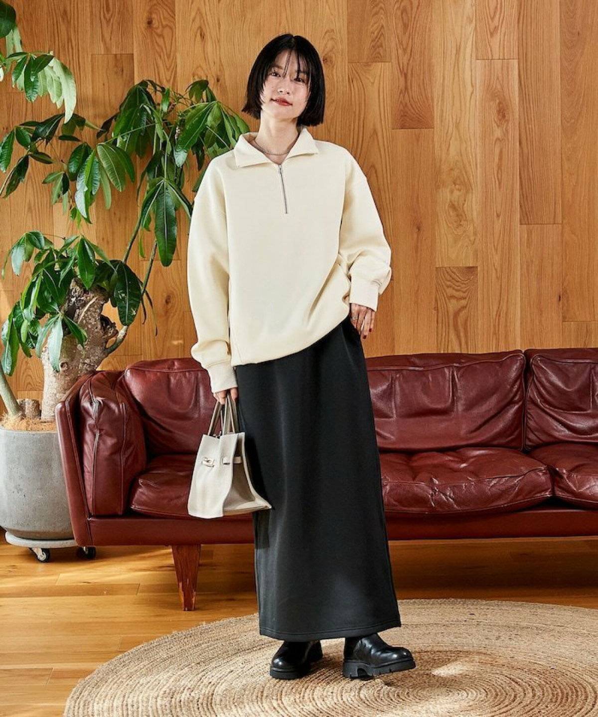 モノトーンコーデの女性