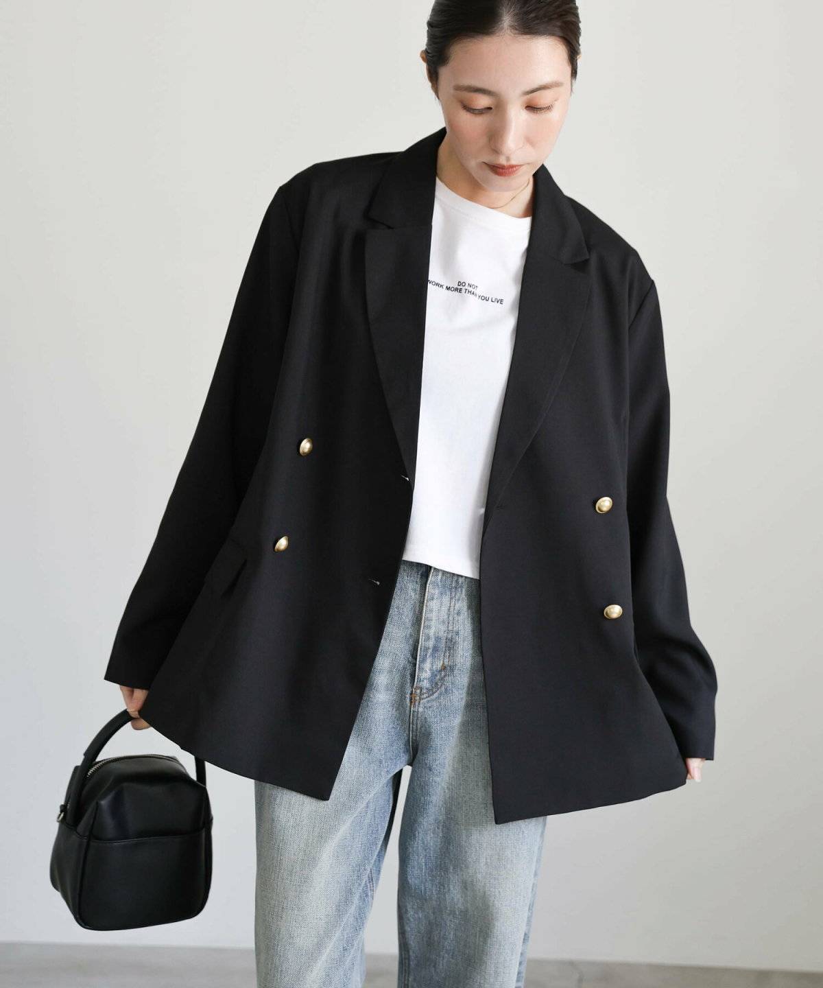 モノトーンコーデの女性