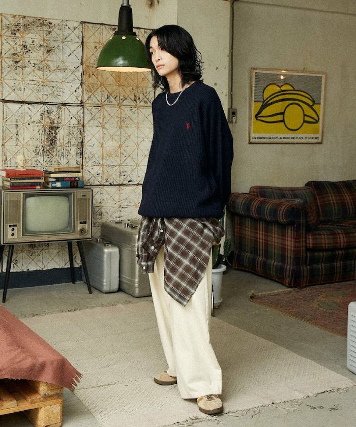 ニットに白パンツを合わせた女性