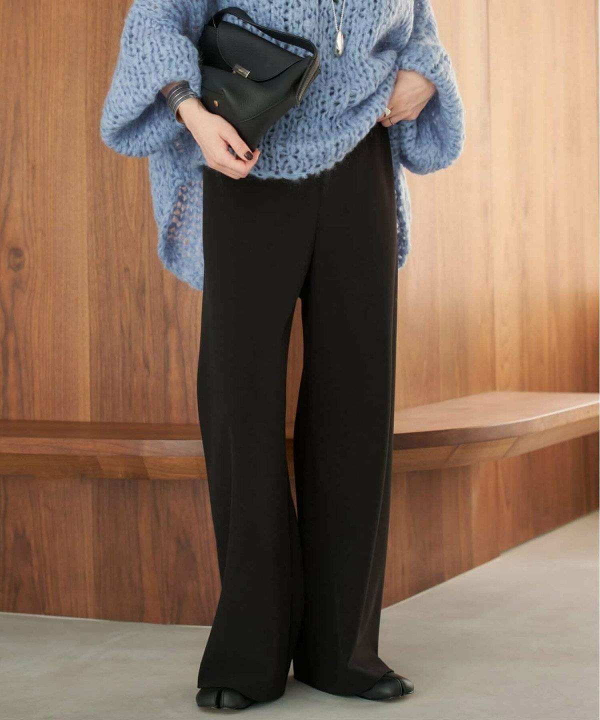 パンツコーデの女性