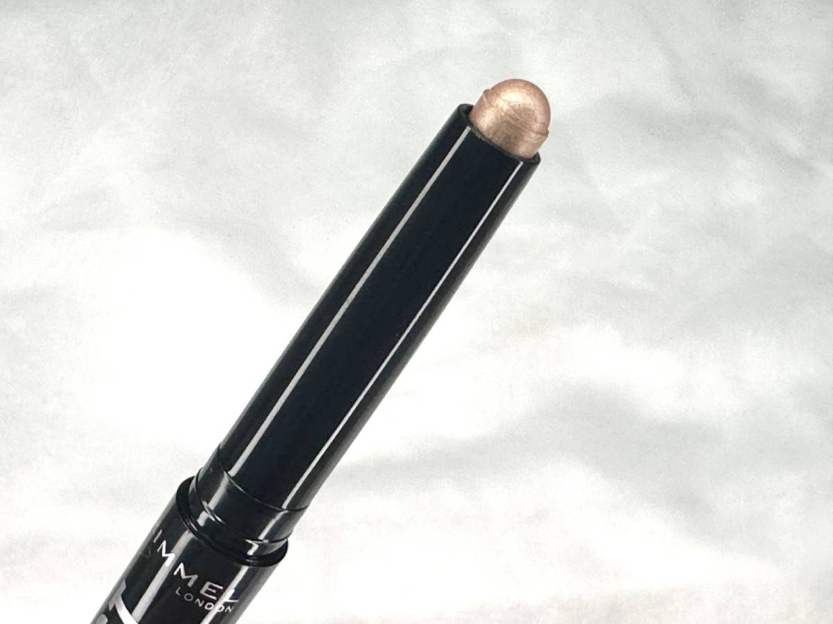 リンメル　ワンダーラストアイシャドウスティックはなめらかな塗り心地＆ウォータープルーフ処方