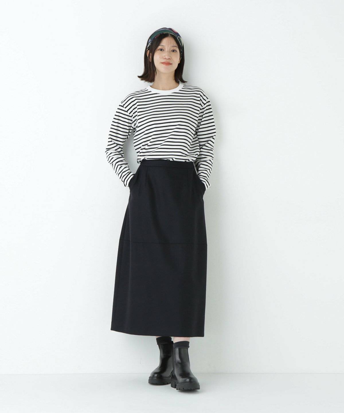 モノトーンコーデの女性