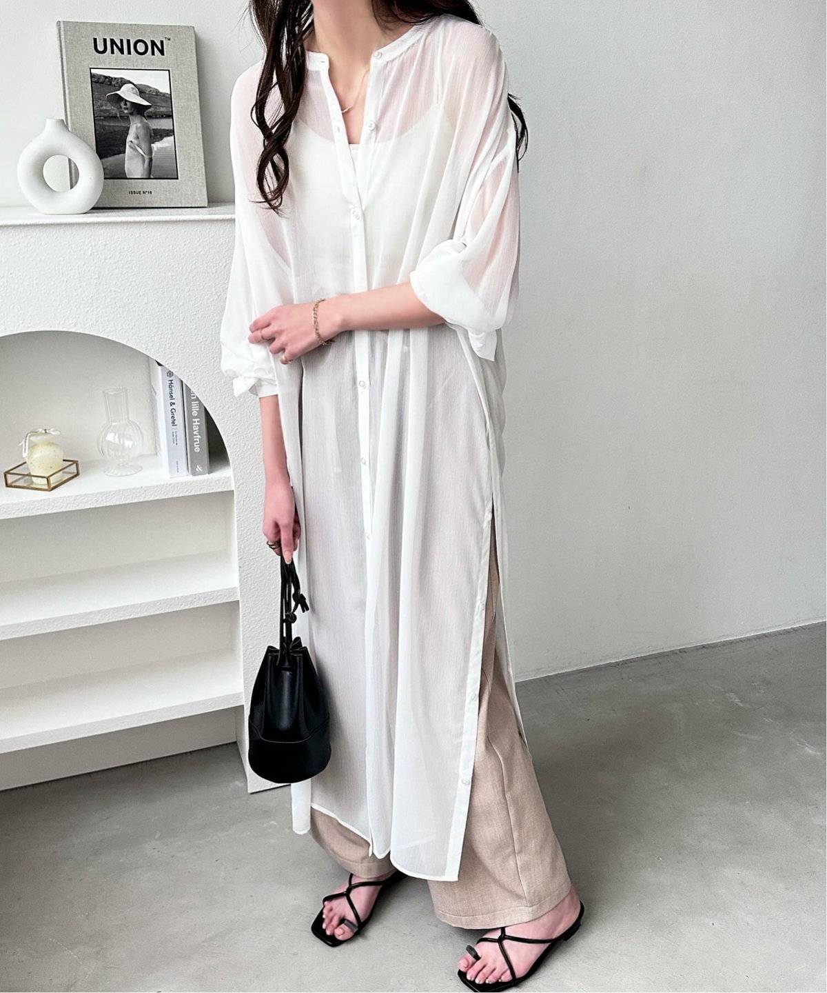 白ワンピースに柄パンツを重ねた女性