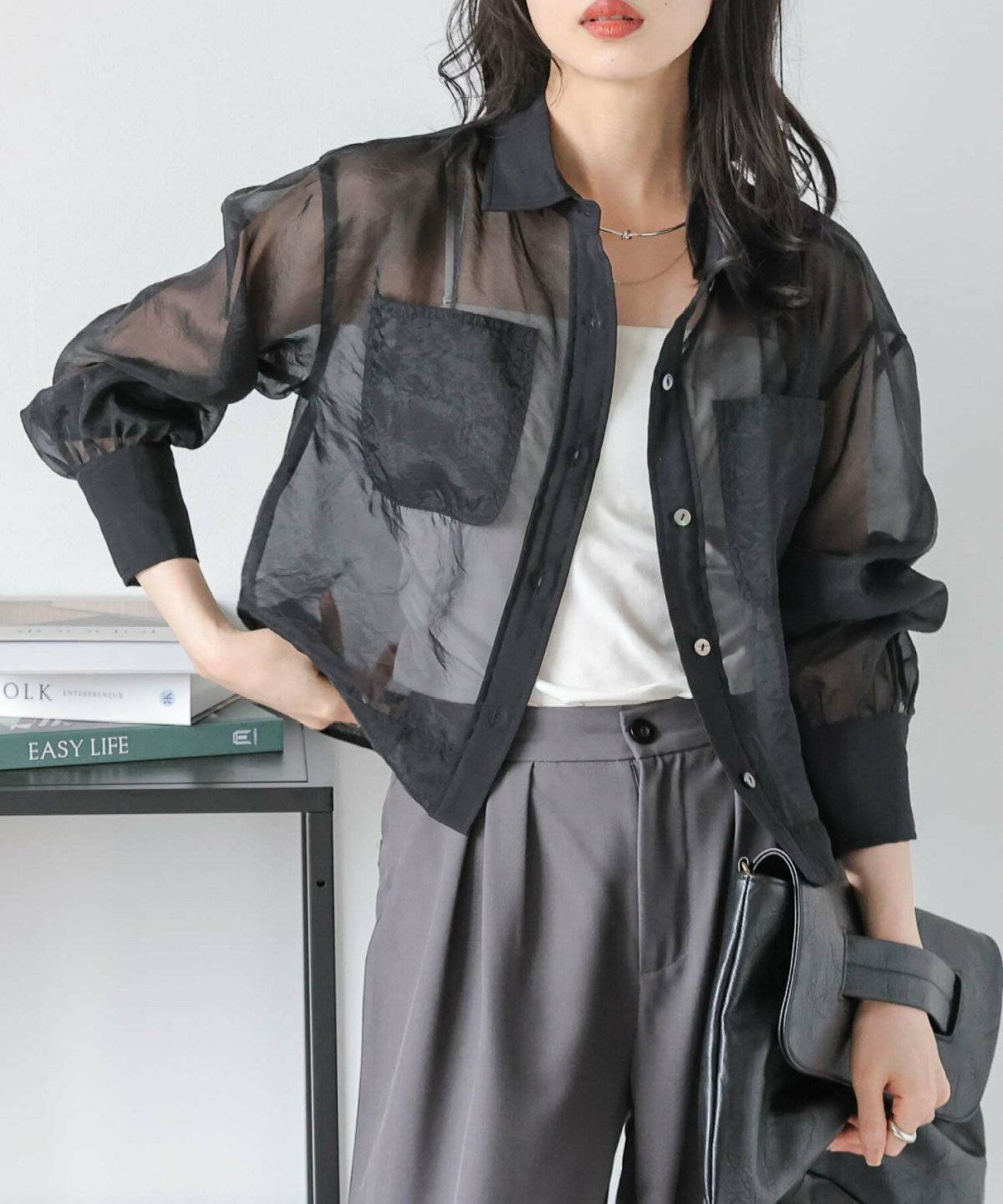 モノトーンコーデの女性