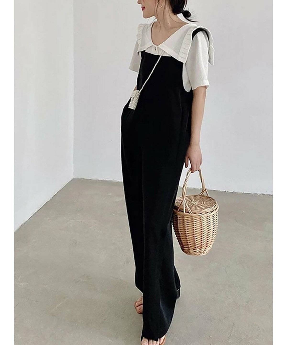 モノトーンコーデの女性