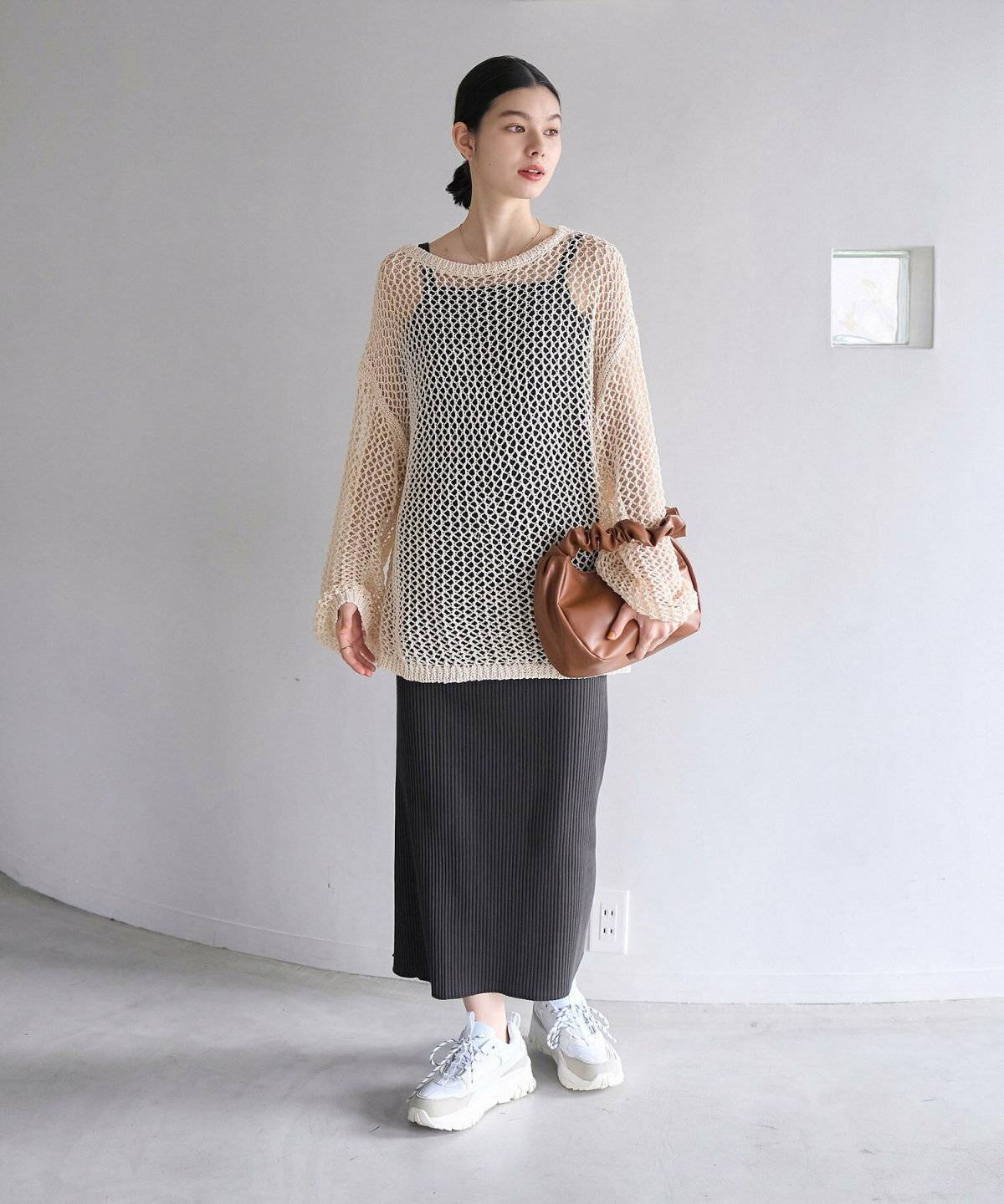 モノトーンコーデの女性