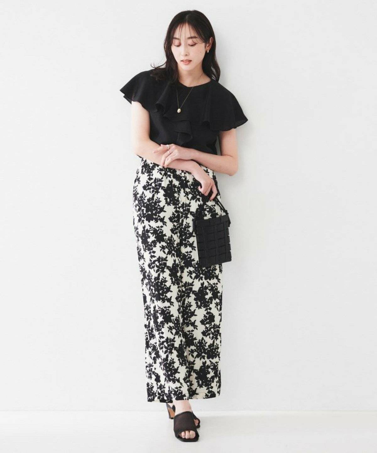 オールブラックコーデの女性