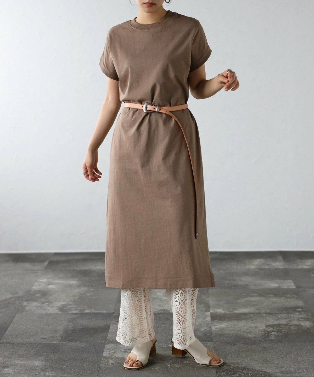 ワンピースにパンツを重ねた女性