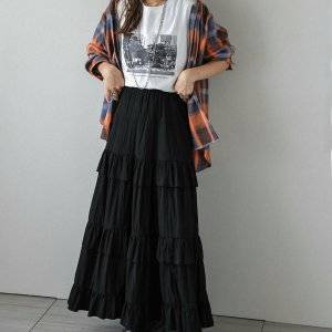  Tシャツに黒スカートを合わせた女性 