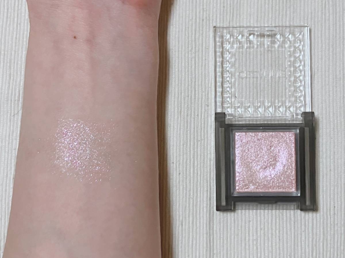 CEZANNE セザンヌ シングルシャイニーアイシャドウ 02 サクラプリズム ピンクラメアイシャドウ スウォッチ 筆者腕