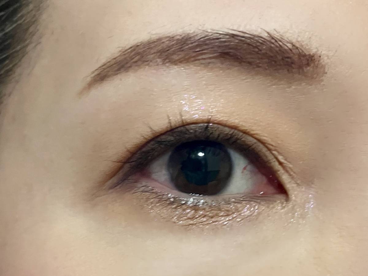 CEZANNE セザンヌ シングルシャイニーアイシャドウ 02 サクラプリズム ピンクラメアイシャドウ 塗布後 筆者目元