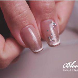  透け感ピンクネイル 