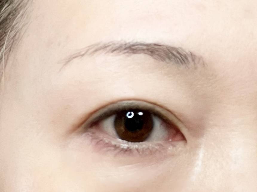 キス うす眉メーカー 02アッシュベージュ 眉マスカラ アイブロウマスカラ 筆者顔 塗布前 自眉