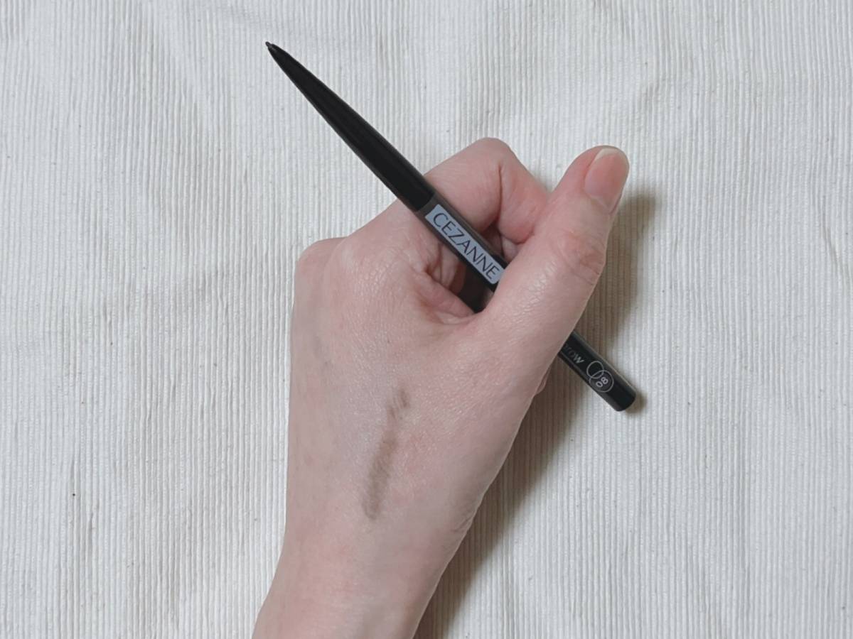 セザンヌ 超細芯アイブロウ 新色08 ビターグレージュ スウォッチ 本体 筆者手