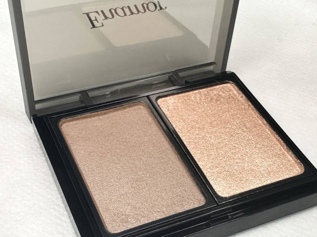 Enamor バイカラーアイズは柔らかく肌に溶け込むような粉質