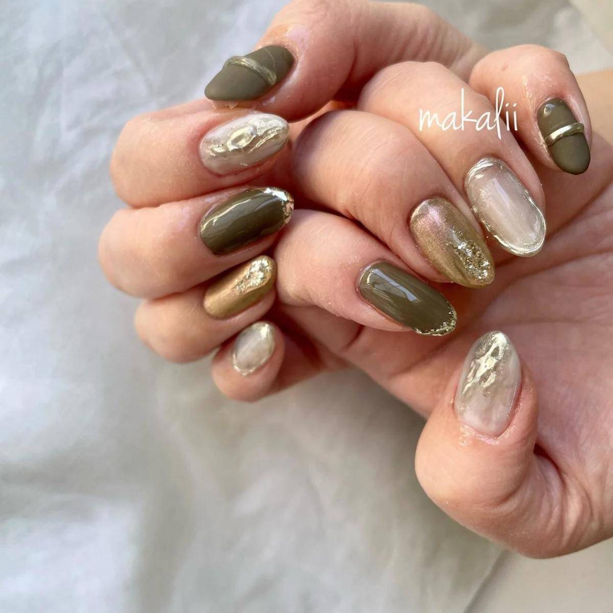 アースカラーで大人っぽいネイルデザイン