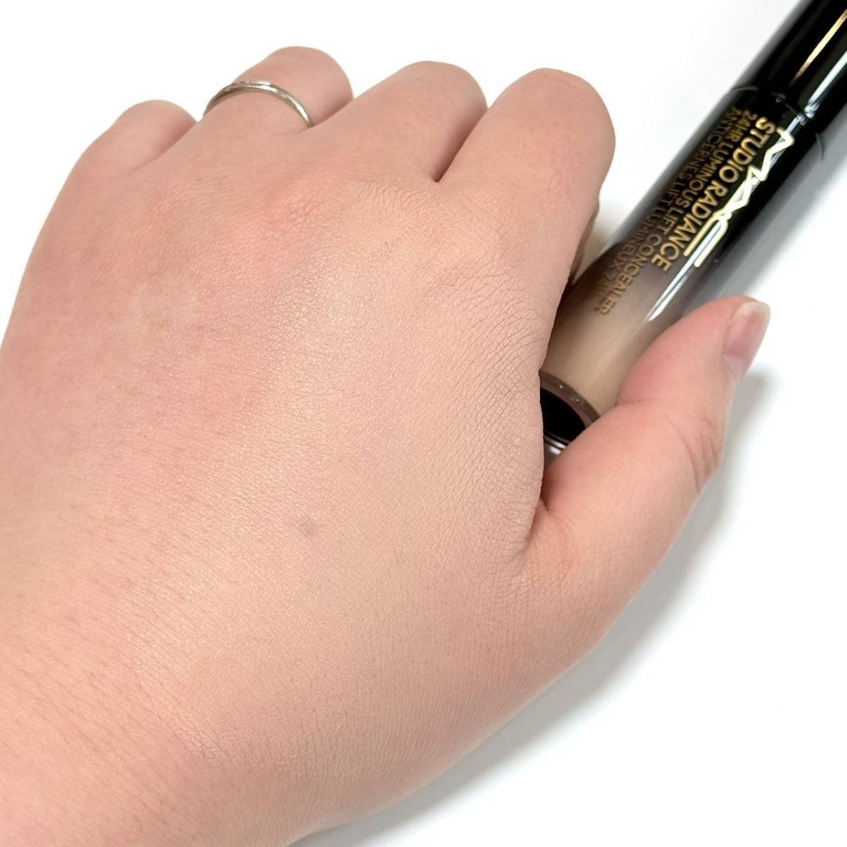 M・A・C スタジオ ラディアンス 24 ルミナス コンシーラー