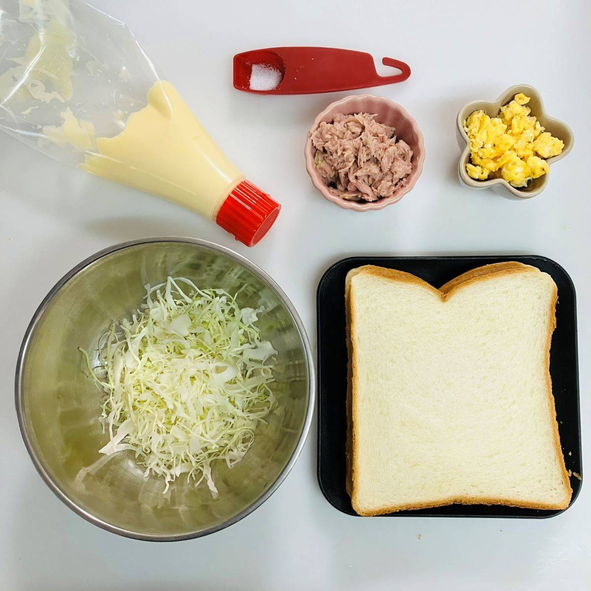 JAグループ公式の「鮭マヨネーズとたまごとキャベツのサンドイッチ」のレシピ