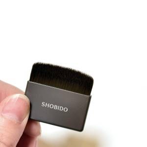 ムラや厚塗りが消える……！薄膜ベースがつくれる「粧美堂」ファンデブラシ