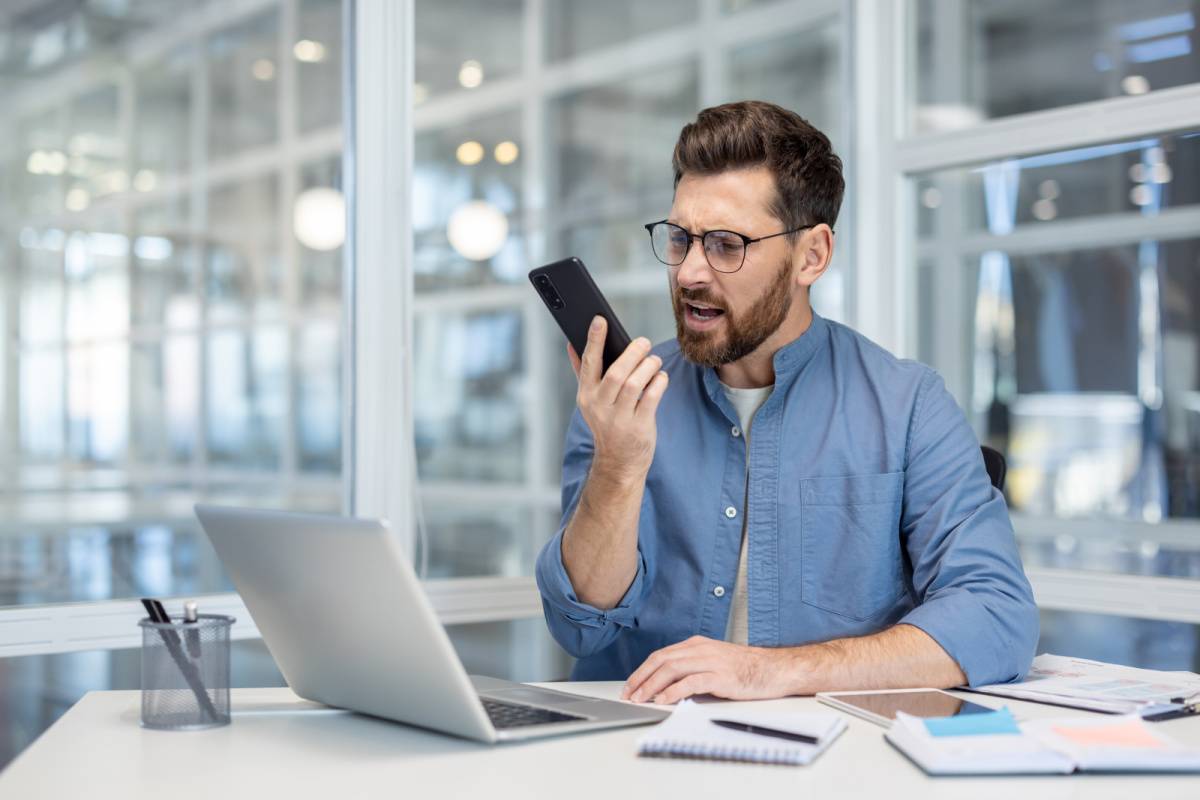 電話しながら怒る男性