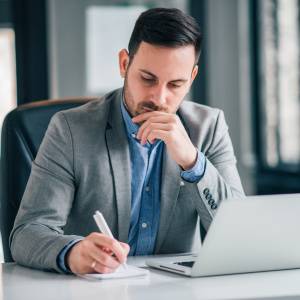  メモを取る男性 