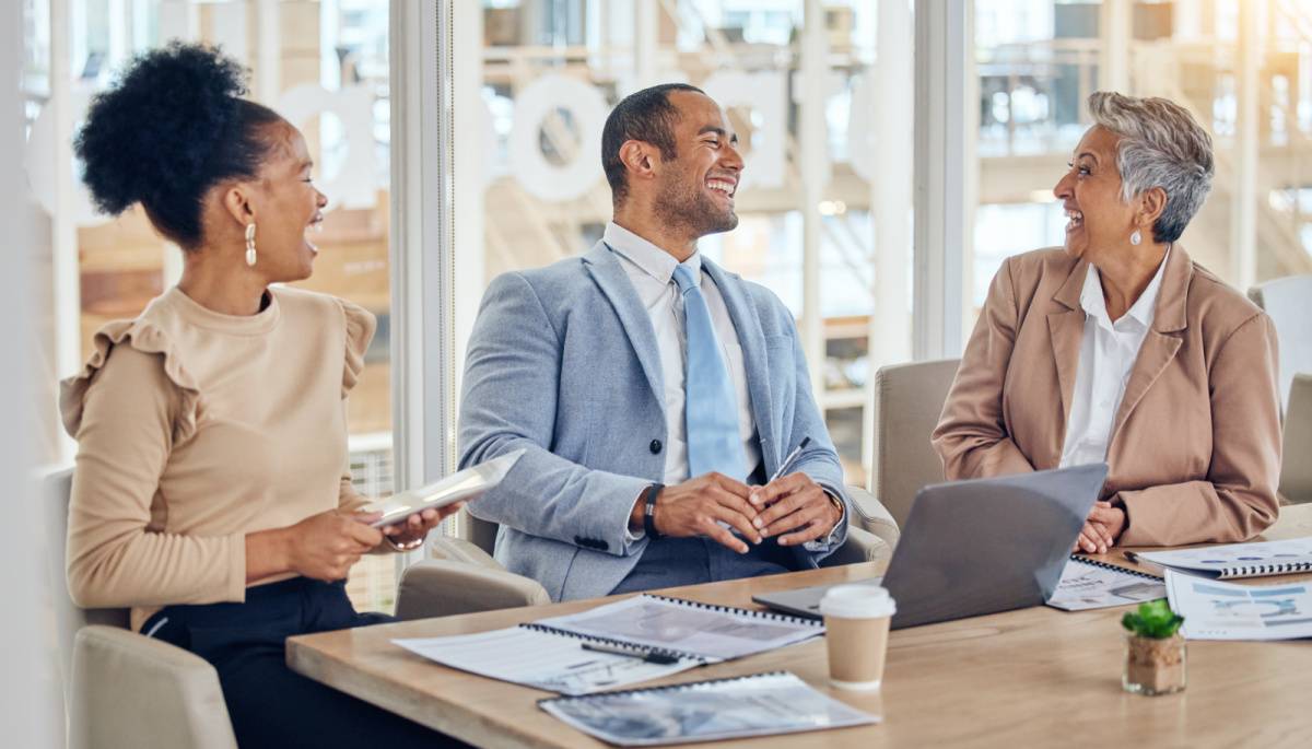 同僚と楽しげに会話する男性
