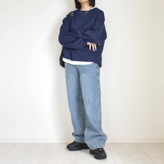 スウェットの下からインナーをチラ見せ♡