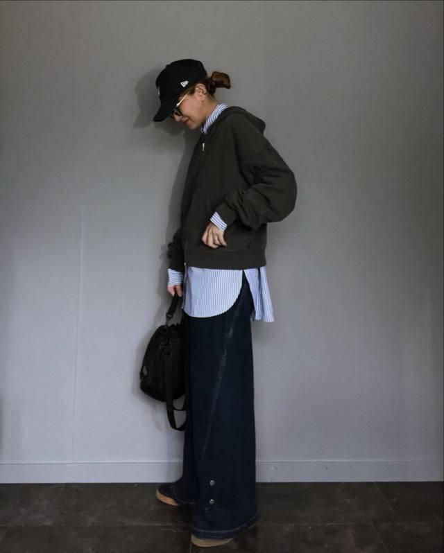 シャツをチラ見せする♡