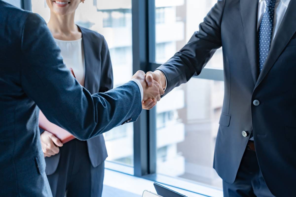 握手をする男性