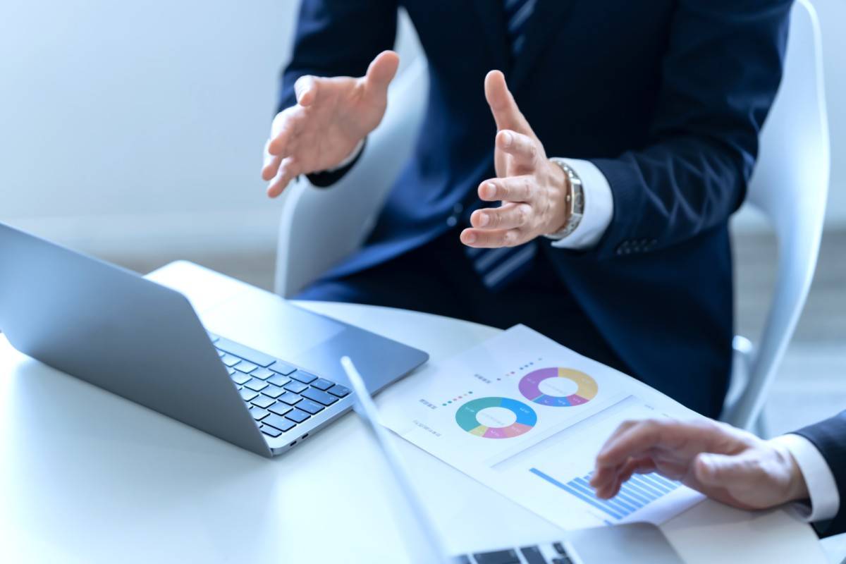 職場で提案をする男性