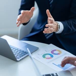  職場で提案をする男性 