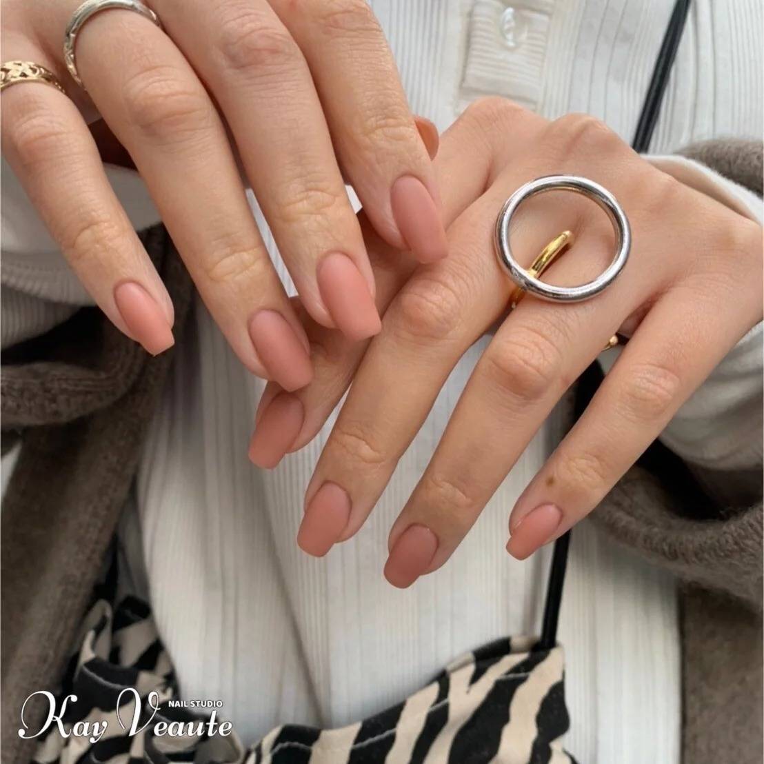 ピンクベージュネイル