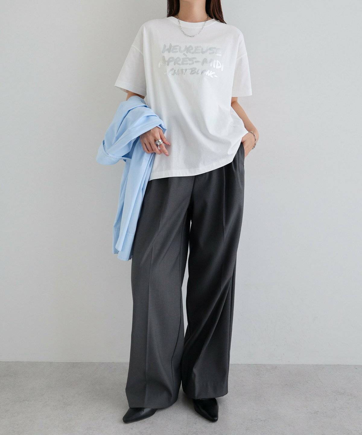 夏コーデの女性