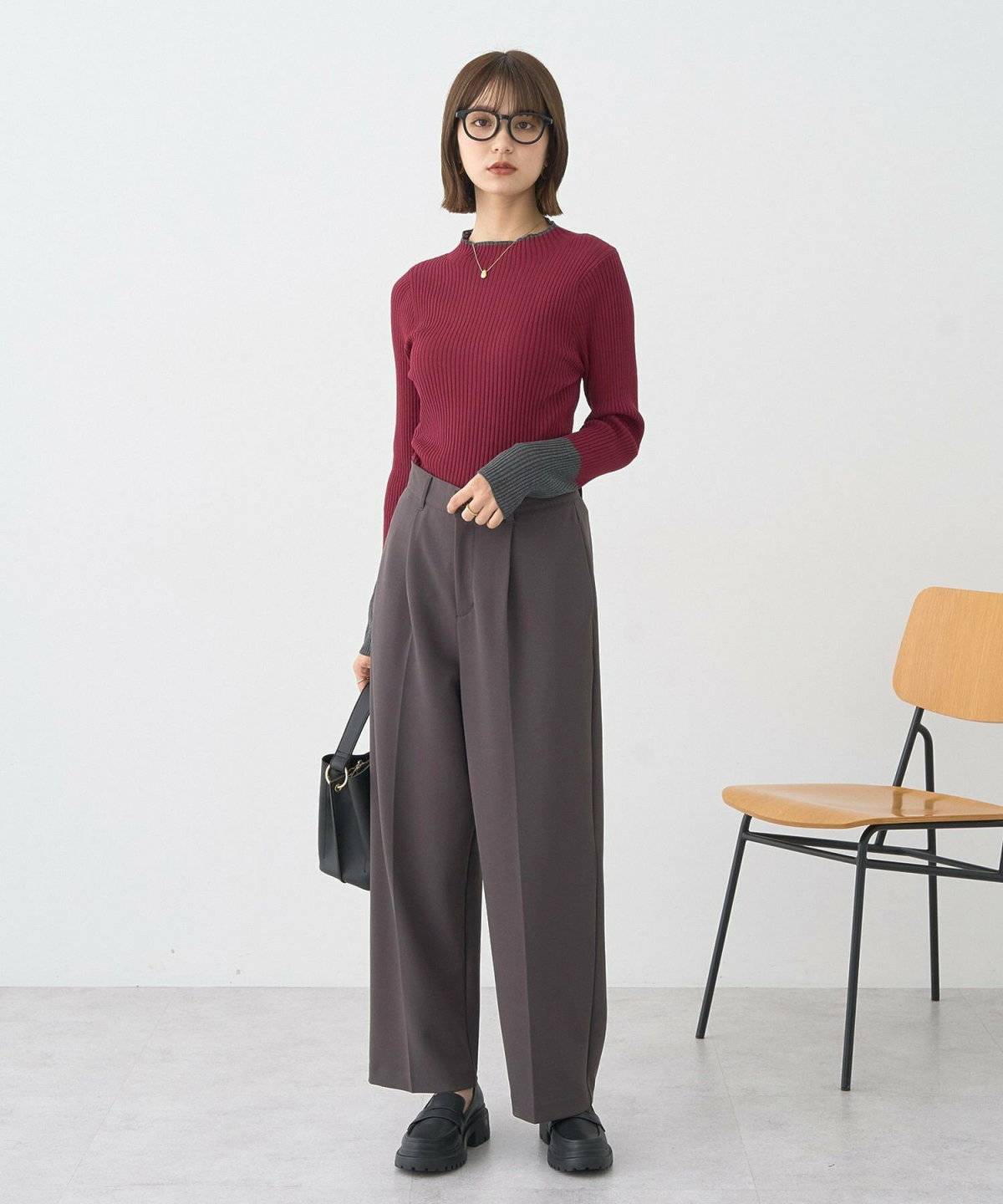 ボルドー×グレーのコーデ
